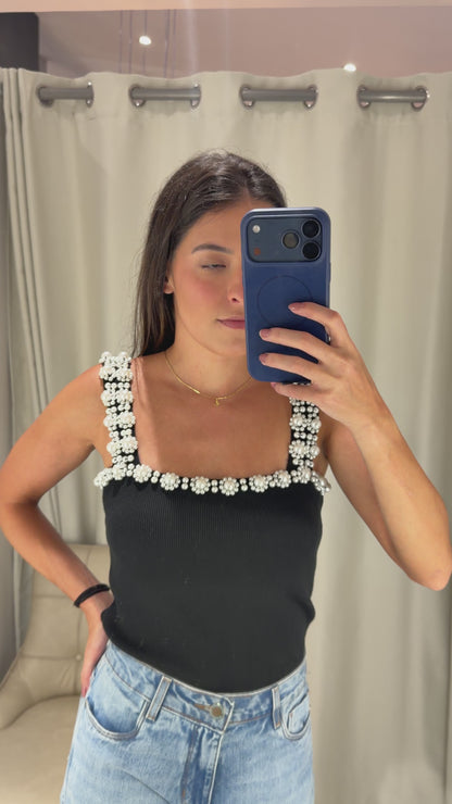 Blusa Preta Tricot com Pérolas Isa Paes