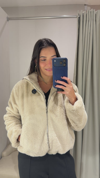 Casaco Off White ou Preto de Pelo Aishty